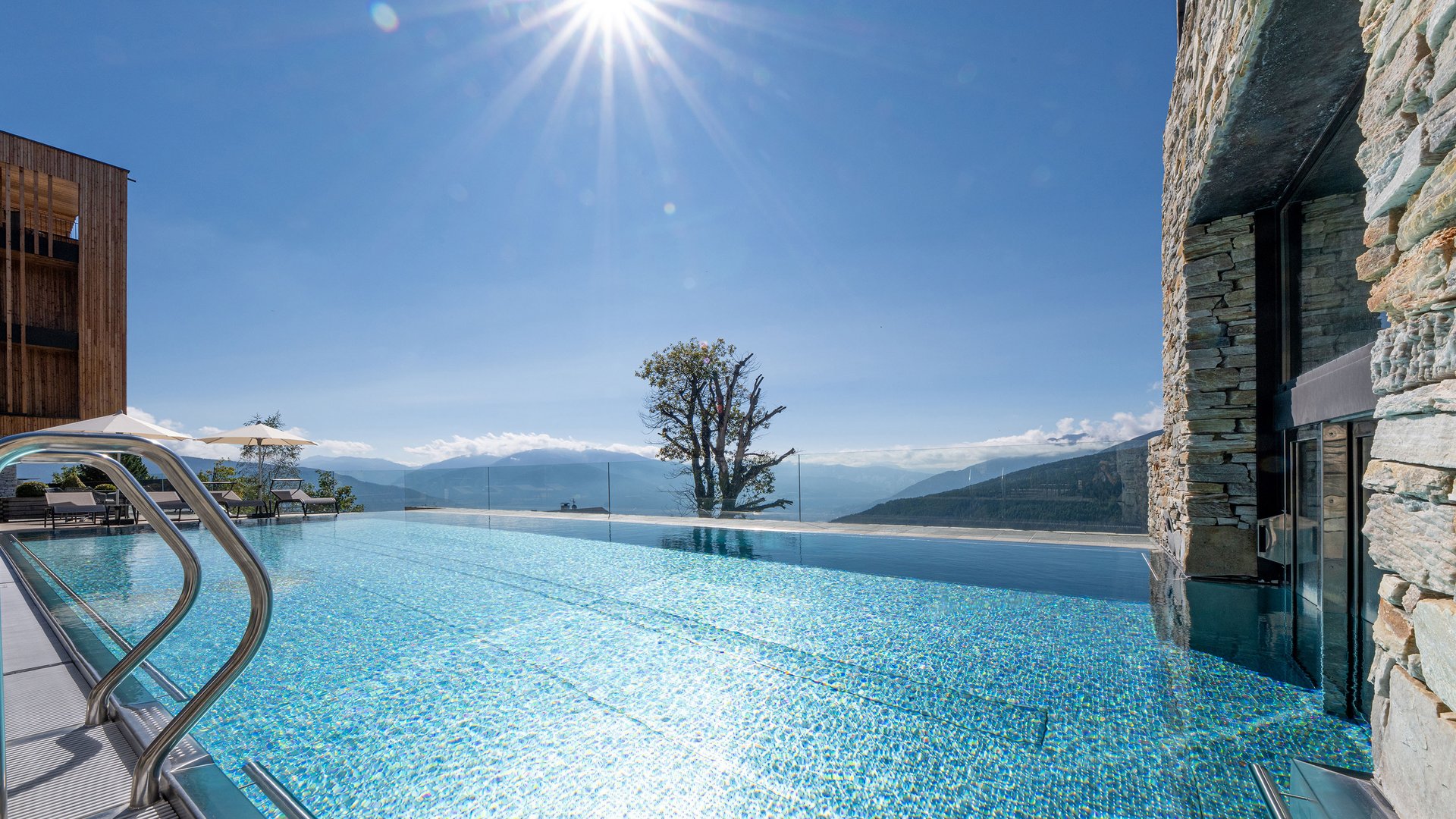 Infinitypool mit Dolomitenblick