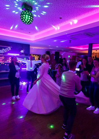 Frisch verheiratet Frisch verheiratet